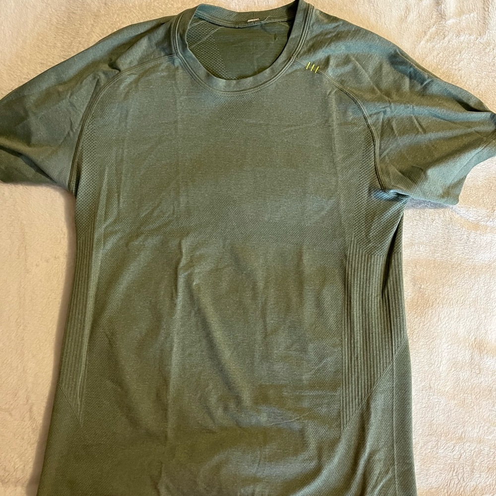 Men’s Lululemon shirt